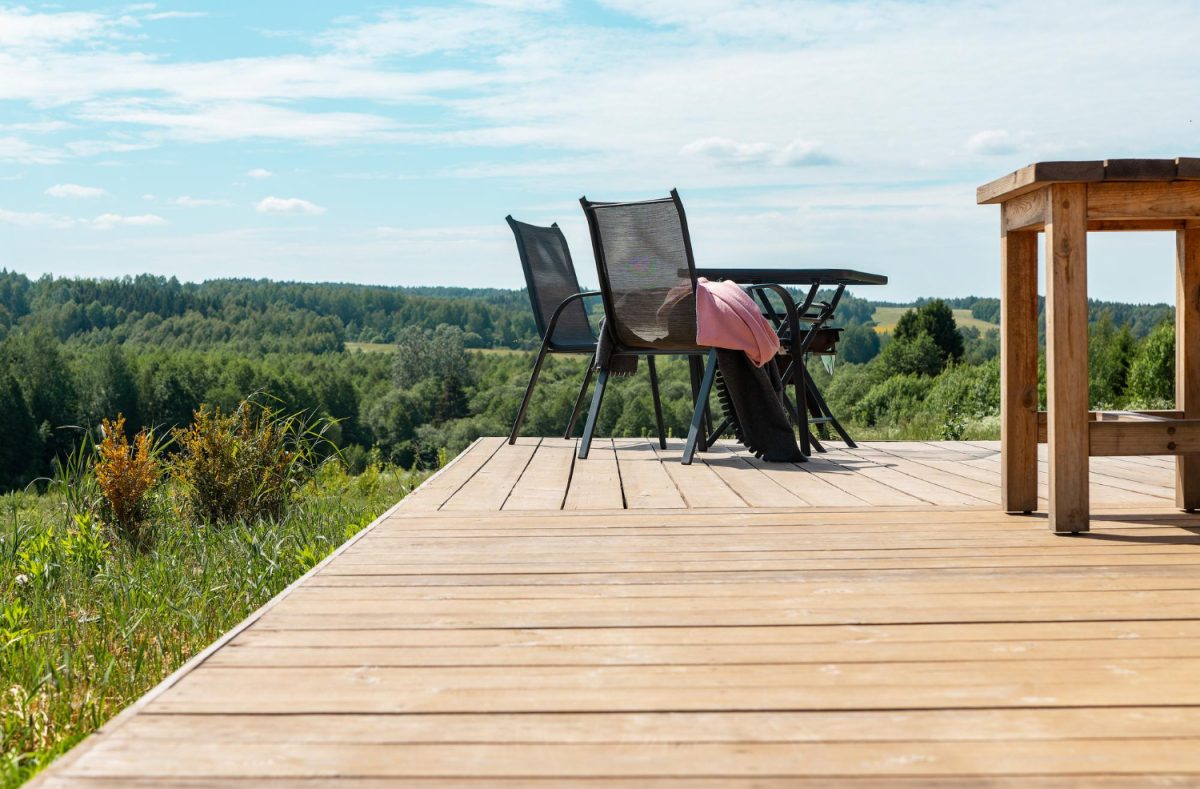 Terrasse en bois avec meubles avec vue sur la nature.